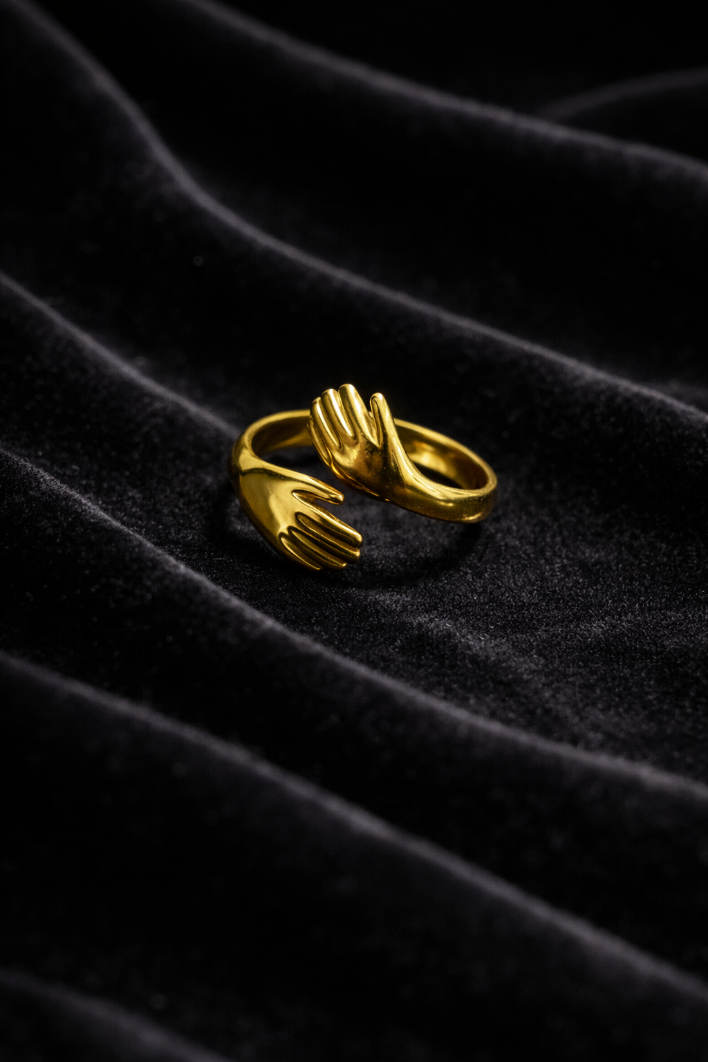 Bague dorée mains entrelacées | Élégance symbolique