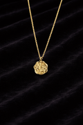 Collier doré avec pendentif | Motif floral