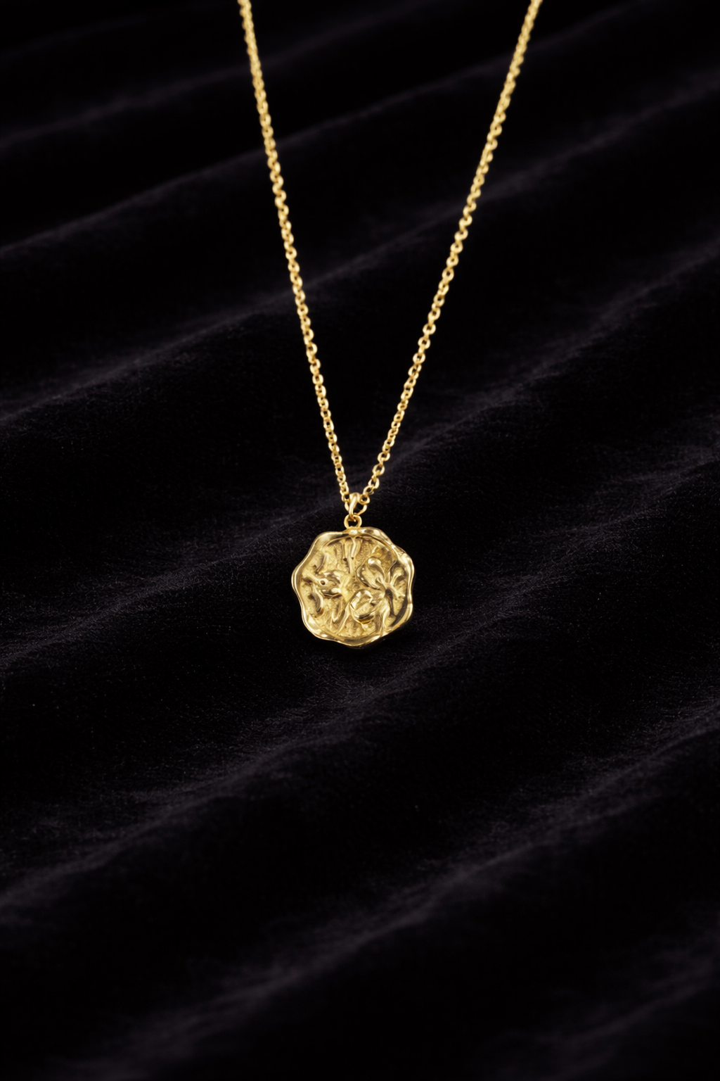 Collier doré avec pendentif | Motif floral