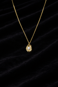 Collier doré pendentif rond | Détail lumineux