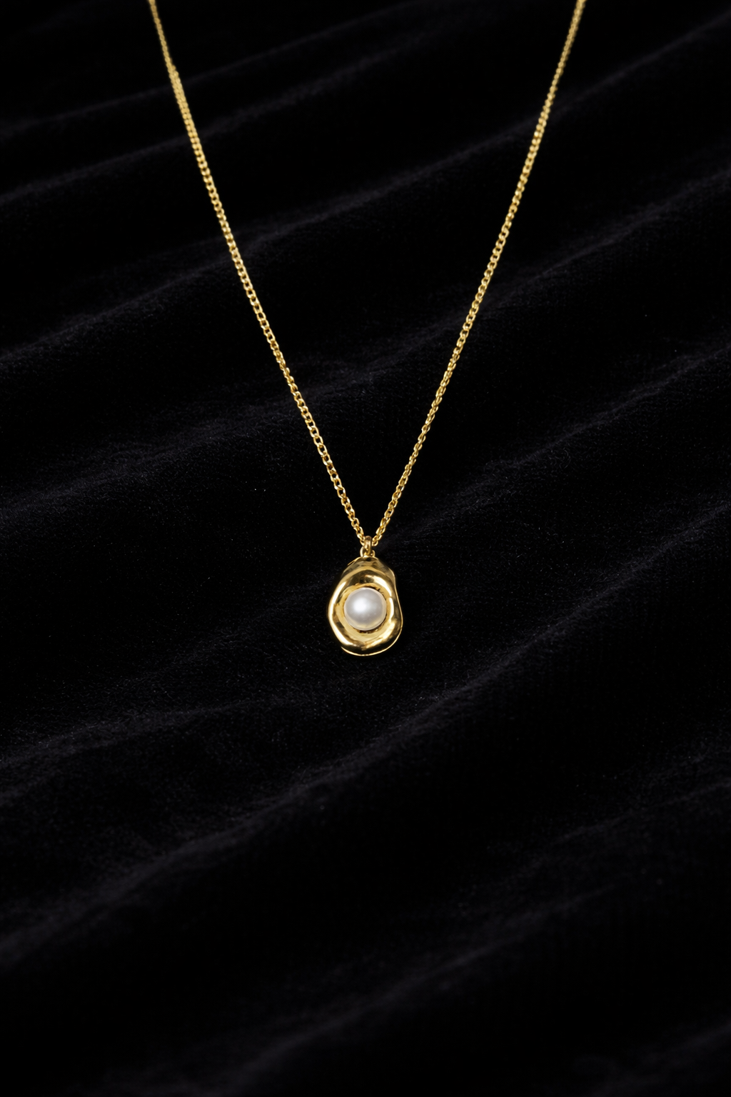 Collier doré pendentif rond | Détail lumineux